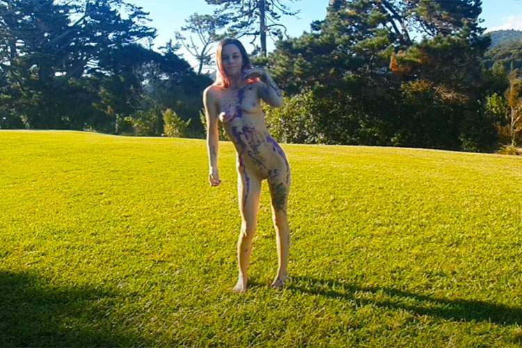 【※芸術です】全裸の女性が絵の具の入った水鉄砲で撃たれてカラフルになっていく動画3