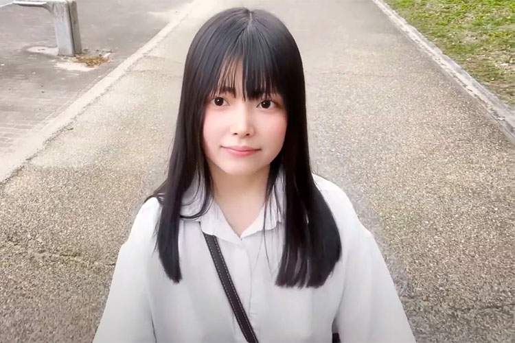ノーブラで大阪城や住之江公園を散歩する女性Youtuber【ひまりぶちょー】