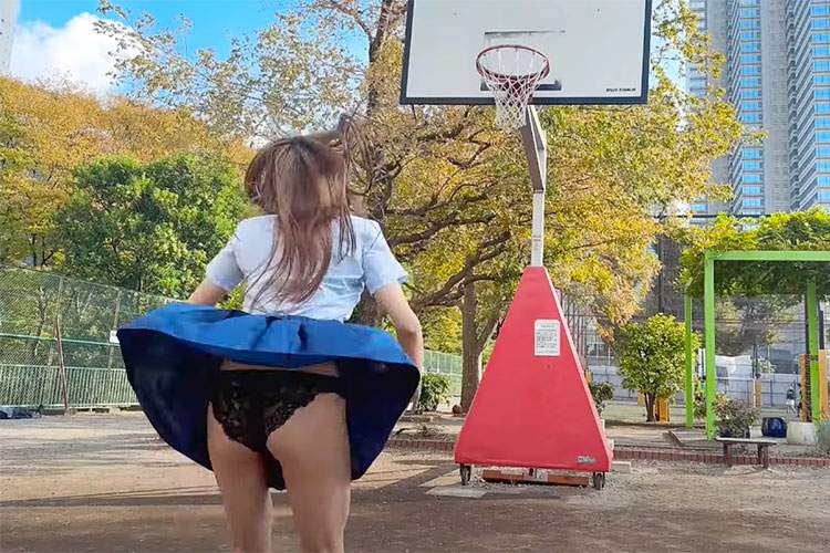 ノーブラ＆制服コスでバスケ対決をするエロ系Youtuber【🍒私立さくらんぼ学園🍒】