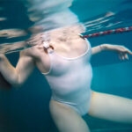 乳首スッケスケの白水着姿の女の子を水中カメラで撮影してみた結果ｗｗｗｗ