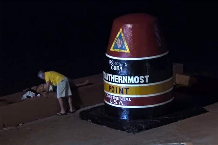 【悲報】アメリカ最南端の地で野外セックスしようとしたカップルさん、晒されてしまうｗｗｗｗｗｗ【Key West - Duval Street Cam - Archives】