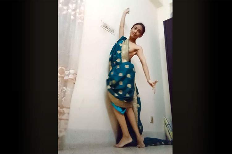 裸体に布巻きつけて「見えそで見えない」なアピールをする女の子【Airin Chowdhury】