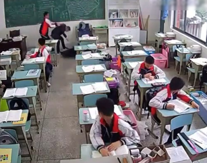 【衝撃映像】 ヤンキー高校生が教室で先生をガチで殺してしまう動画、凄い・・・・・