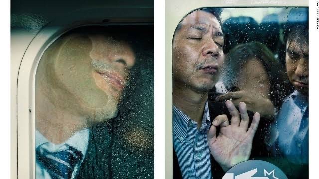 【画像】 ドイツの写真家「東京の通勤風景、ヤバすぎ…」パシャッ