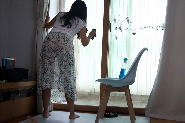 ノーパン＆透け透けスカートで掃除する女性Youtuber【Marie Marie Vlog】