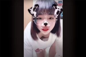 TikTokライブ】「あっやべ…」ブラジャーとかが見えてるのに気が付いて ...