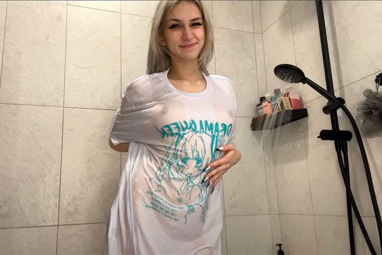 ノーブラＴシャツをシャワーで濡らしてちっぱい見せてくれる金髪美人Youtuber【Moonsi Morfin - Dry vs Wet】