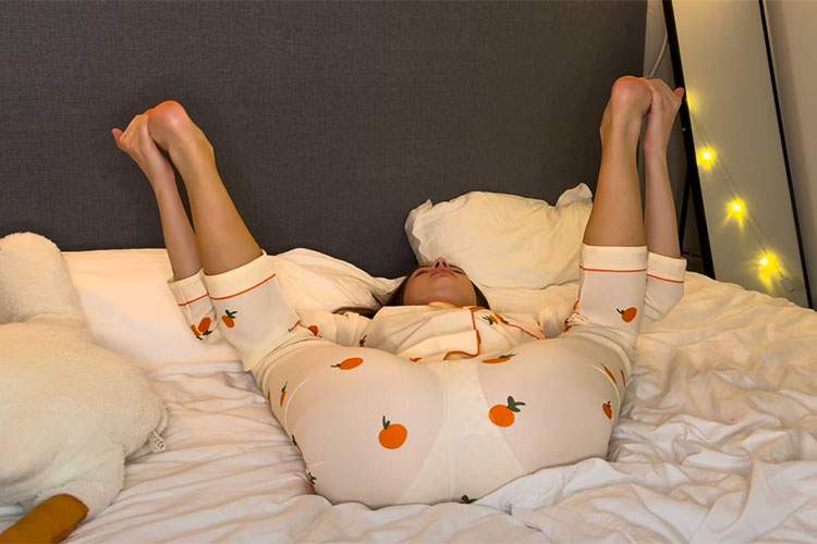 挿入待ちにしか見えない･･･透けパンパジャマYoutuberによるベッド上のヨガ動画【Angelina】