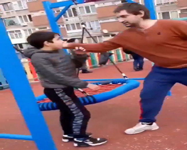 【衝撃映像】 公園のパパ、息子をいじめていた小学生ヤンキーを殺してしまう・・・