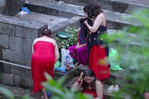 【4K映像】ネパールの女性達が行水(Holy Bath）を行う様子