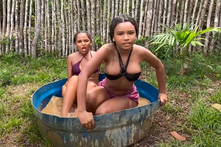 ブラジルの若い女の子が汚いタライの中に溜まった泥水の中に入るだけの動画【Mateus Pereira】