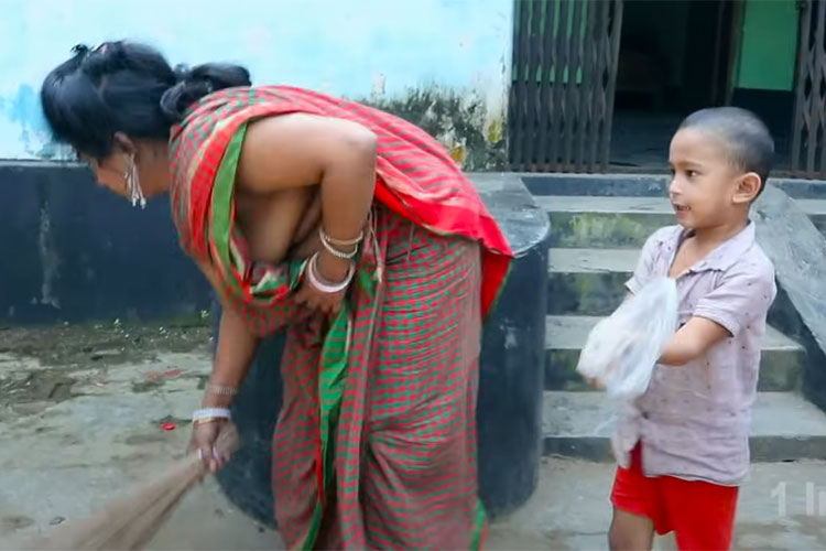 情緒不安定なインドのぽっちゃり熟女がおっぱいチラ見せしつつお掃除【1 India Blogs】