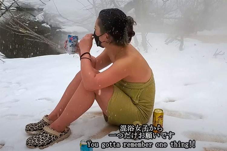 雪降る極寒の中で野湯を堪能するギャル温泉Youtuber【混浴女子【Konyoku Joshi】】
