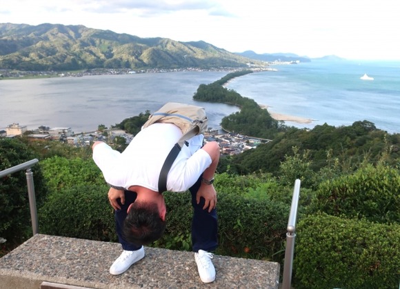 京都府天橋立で「股のぞき」していた50代男性、友人の悪ふざけで突き落とされて15m転落（動画あり）