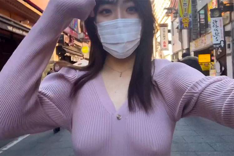 乳首モロ浮きノーブラニット姿で新宿歌舞伎町をお散歩するエロ系Youtuber【なつみかん🍊【女子大生の休日】】