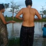 濁った池で普通におっぱい丸出しで身体を洗うラオスの田舎の女性達