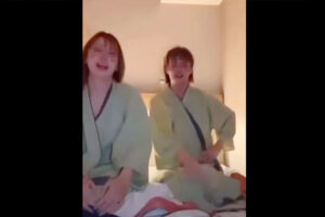 海 逆さ  浴衣　盗撮 TikTokライブ】ノーブラノーパン浴衣姿ではしゃぐ、多分酔っぱらってる女子２名の配信