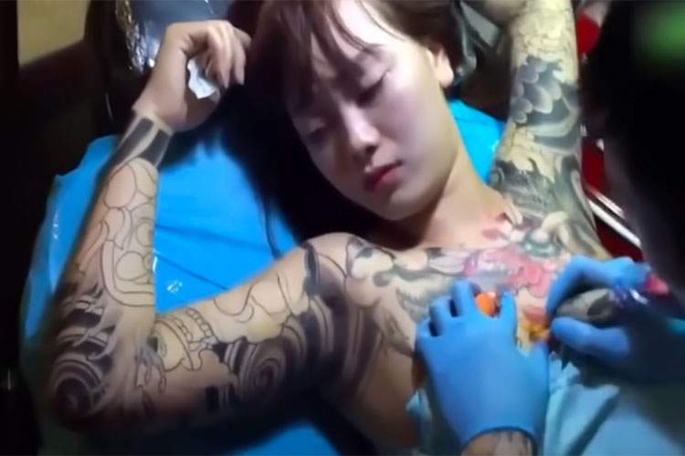 苦悶する表情がエロティック…おっぱいにタトゥーを彫られる女性