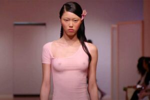 普通に乳首が浮いたり透けたりしてるスタンダードなファッションショーの様子【Sandy Liang】