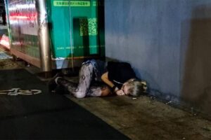 泥酔美女にイチャつくカップルetc…中国深圳市の深夜の街中を撮影した4K動画