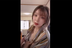 放送事故】配信中、子供に洋服脱がされて胸元が露わになってしまうママさん
