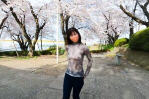 ほぼ乳首丸出しのスケスケ服で舘鼻公園をノーブラ散歩する熟女Youtuber【奈緒美チャンネル-Naomi Channel】