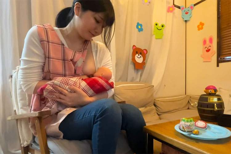 赤ちゃんに授乳をする(と言う設定)のカオスなYoutubeチャンネル【Sakura🌸授乳ママ】