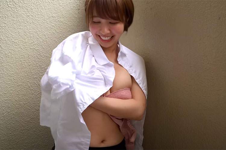 セクシー女優のりぽＤこと宍戸里帆ちゃんがベランダで生着替えする動画【メンタメch -大人のセイカツ向上委員会-】