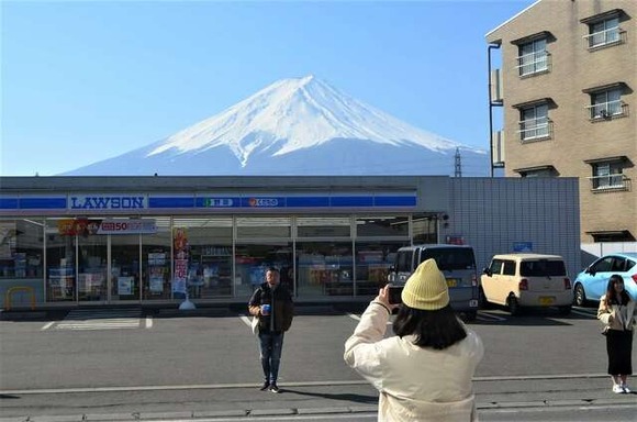 【迷惑】 写真スポット「富士山ローソン」に黒幕、衝撃は世界に「ごみが少し増えるのが、そんなに大ごとか」ＳＮＳも白熱