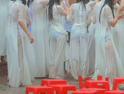 【画像】 えちえち女子学生さん、大雨で下着がスケスケ