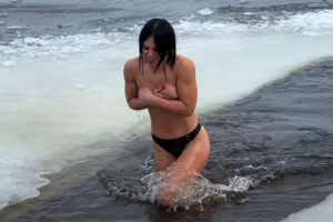 上半身裸＆普通の黒パンティー１枚で寒中水泳を行う女性