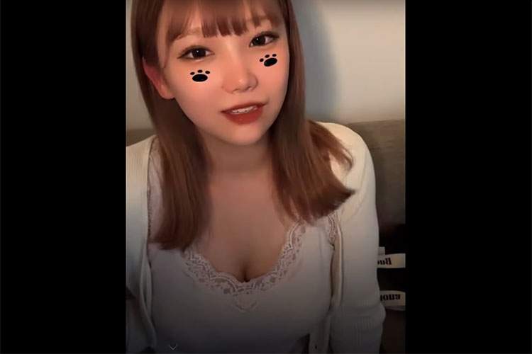 【TikTokライブ事故】ユルユル胸元のせいでナニカが見えてしまった配信者2