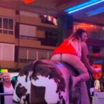 牛のロデオマシーンに乗ってパンチラする素人女性を集めた専門Youtubeチャンネル【Mechanical Bull Riding】