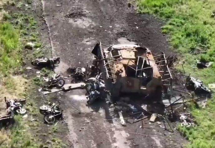 ロシア軍のオートバイ大集団が肉弾突撃、19台爆破され血の海に…ドローンと機雷で死体の山を築く！