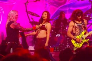 【Steel Panther】ライブ中に日本人女性(?)がステージ上でブラ姿になりフェラチオパフォーマンス