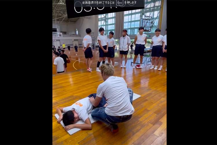 【コメント欄がカオス】整体師Youtuberが高校に出張してJK達に整体を行う動画【Ken Yamamoto】