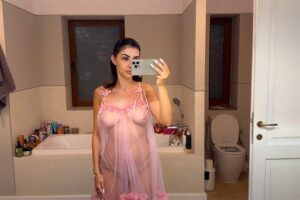 そのうちBANされそう…ピンク乳首のおっぱいほぼモロ出し！な海外のエロ  