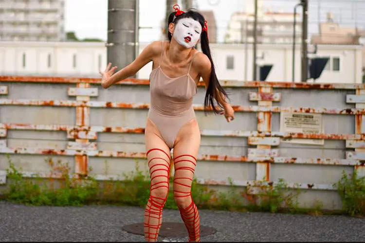 真昼間の京王線沿いの路上で、ノーブラハイレグ衣装で踊る日本人女性舞踏家【Kana Kitty Butoh】