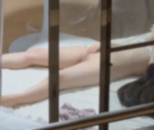 【ガチ盗撮】 隣のアパートに住む女の子のオ○ニー、マ○コまで丸見えなんだが…（動画あり）