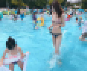 プールに美人ママが出没→おっさんガン見で草ｗｗｗｗｗｗ【画像あり】
