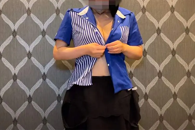 ノーブラでL〇WSONの制服に着替えるＪカップ爆乳Youtuber【お隣の志乃さん】