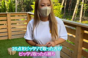 ノーブラ白Ｔシャツ姿でモルック対決を行う黒ギャル【黒ギャルさち】