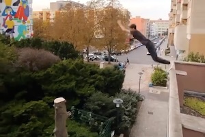 パルクールの失敗映像。これはちょっとまずい(@_@;)