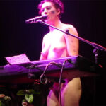 【Amanda Palmer】ライブ中唐突に全裸になって歌いだす女性アーティスト