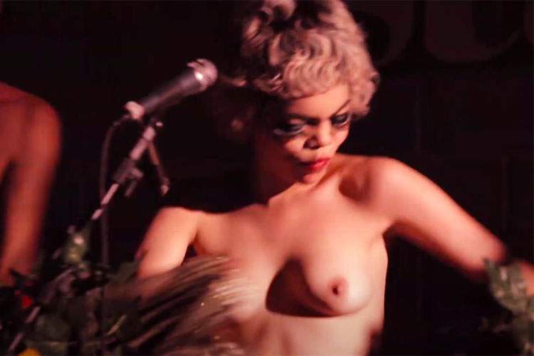 ライブの最中、唐突におっぱい丸出しになる女性歌手【Joe-Silhueta】サムネイル3