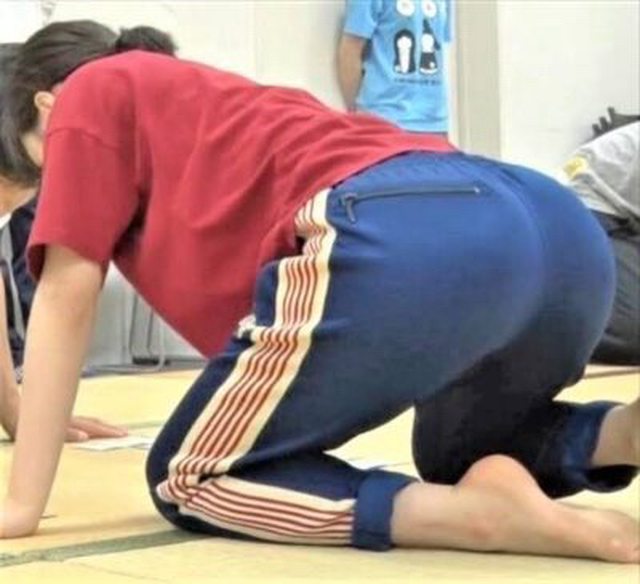 【画像】 橋本環奈の尻 vs 広瀬すずの尻