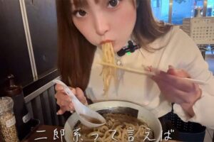 【二郎系】ノーブラでラーメンを食べる女性Youtuber【ギャルの暇つぶし】