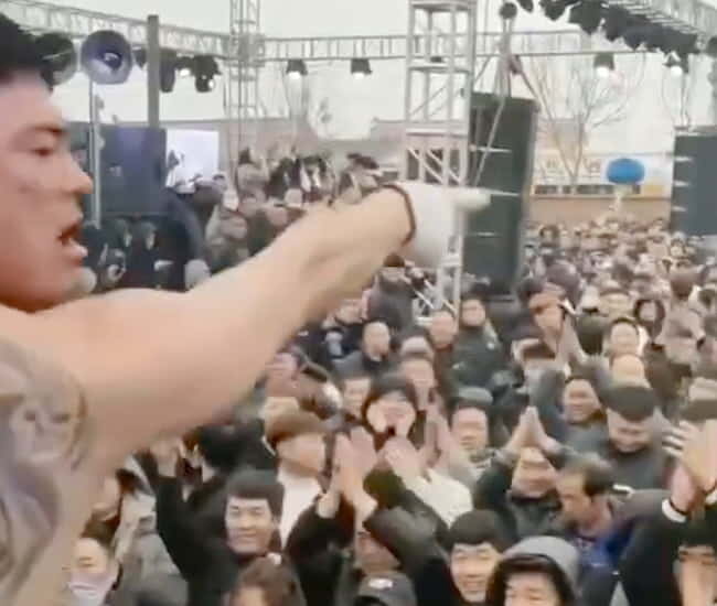 【閲覧注意】 とんでもない野外フェス、中国で開催される…裸の女を観客の前で…