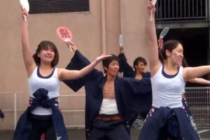 【ＹＯＳＡＫＯＩかぬま '13】白タンクトップ姿でワキ全開で踊る若い女の子達