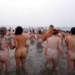 数百人の男女が楽しそうに全裸寒中水泳するイベント【Skinny Dip】